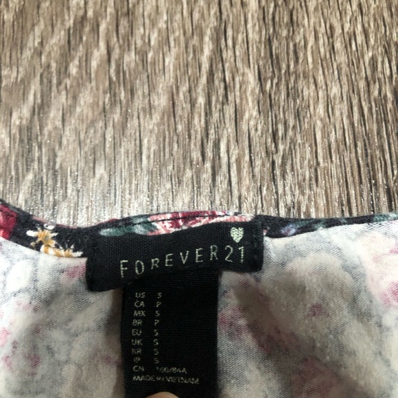 Forever 21 Floral Print T-shirt - Black, Size S - Picture 3 of 4